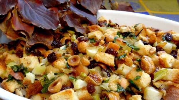 bread stuffing with figs and hazelnuts