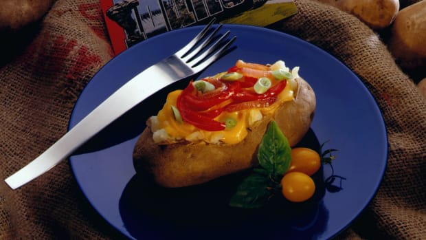 baked idaho potatoes with red pepper and cheddar cheese
