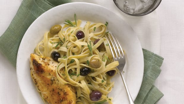 Pasta with chicken and olives