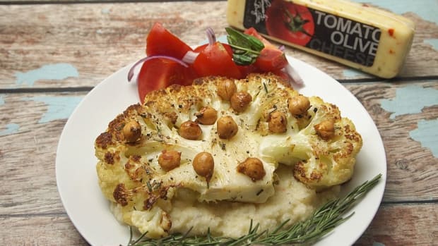cauliflower-steak-with-tom-olive-cheese