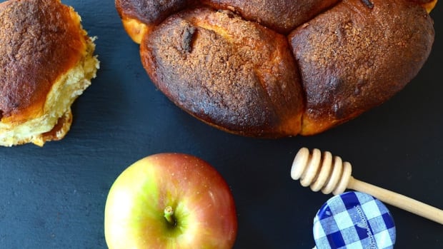 Apples and honey challah gawker