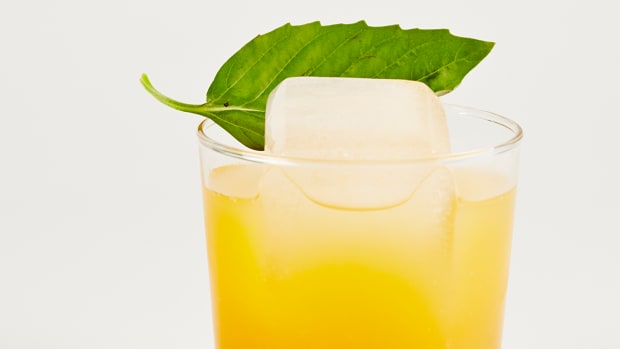 The fuzzy cheek cocktail of bourbon and nectar, click through to learn how ice affects the drink