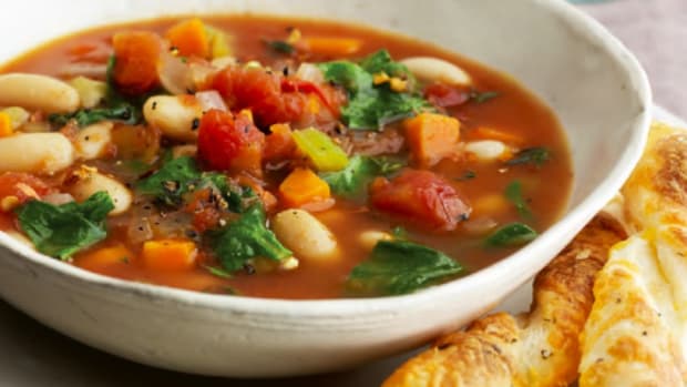 Country Spinach, Tomato and White Bean Soup