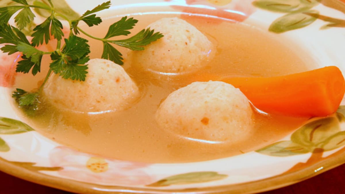 https://jamiegeller.com/.image/ar_16:9%2Cc_fill%2Ccs_srgb%2Cfl_progressive%2Cq_auto:good%2Cw_1200/MTY1NTI0Nzg4MDMyNjQ0MTIz/chicken-soup-with-matzah-balls.jpg