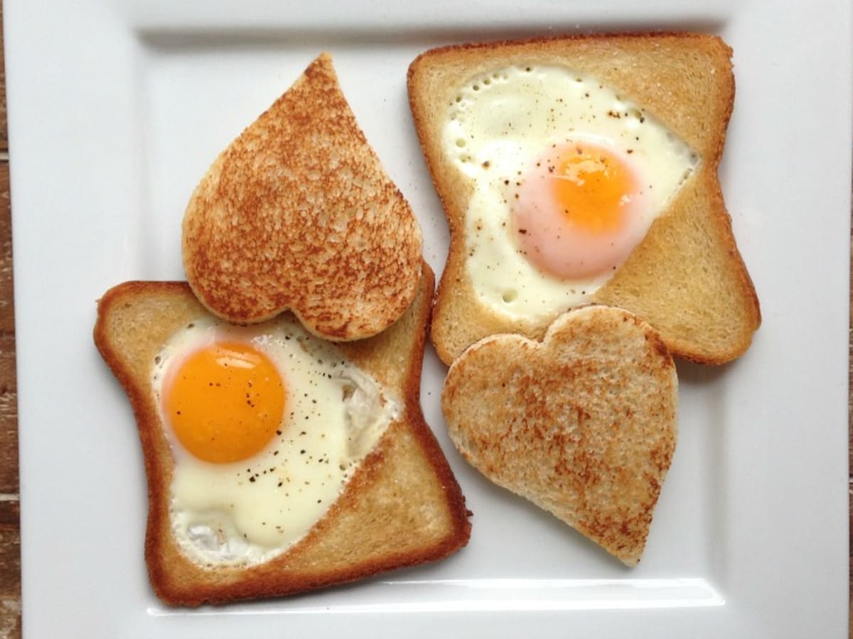 Тостовый хлеб с яйцом на сковороде. Яичница в хлебе. Тост с яичницей. Тост с яйцом. Яичница для завтрака.