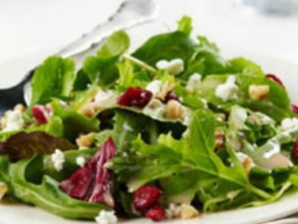 https://jamiegeller.com/.image/ar_4:3%2Cc_fill%2Ccs_srgb%2Cfl_progressive%2Cq_auto:good%2Cw_1200/MTY1NTI0OTUwNDMzODY2Nzc5/mixed-greens-with-cranberries-goat-cheese--walnuts.jpg