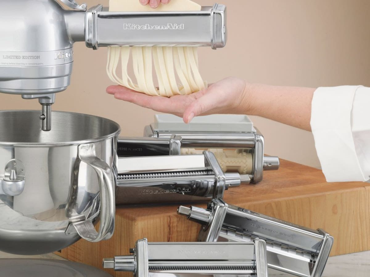 Кухонные помощники. Kitchenaid насадка для пасты. Кухонный комбайн с лапшерезкой. Мясорубка для теста. Кухонный комбайн с раскаткой теста.