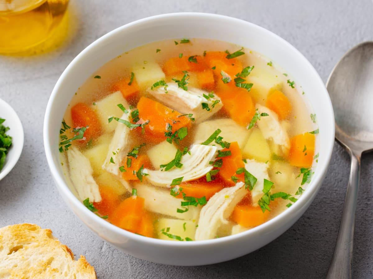 https://jamiegeller.com/.image/ar_4:3%2Cc_fill%2Ccs_srgb%2Cfl_progressive%2Cq_auto:good%2Cw_1200/MTc1NjMxNzA4MDIzMTcwNTQy/classic-chicken-soup-1.jpg