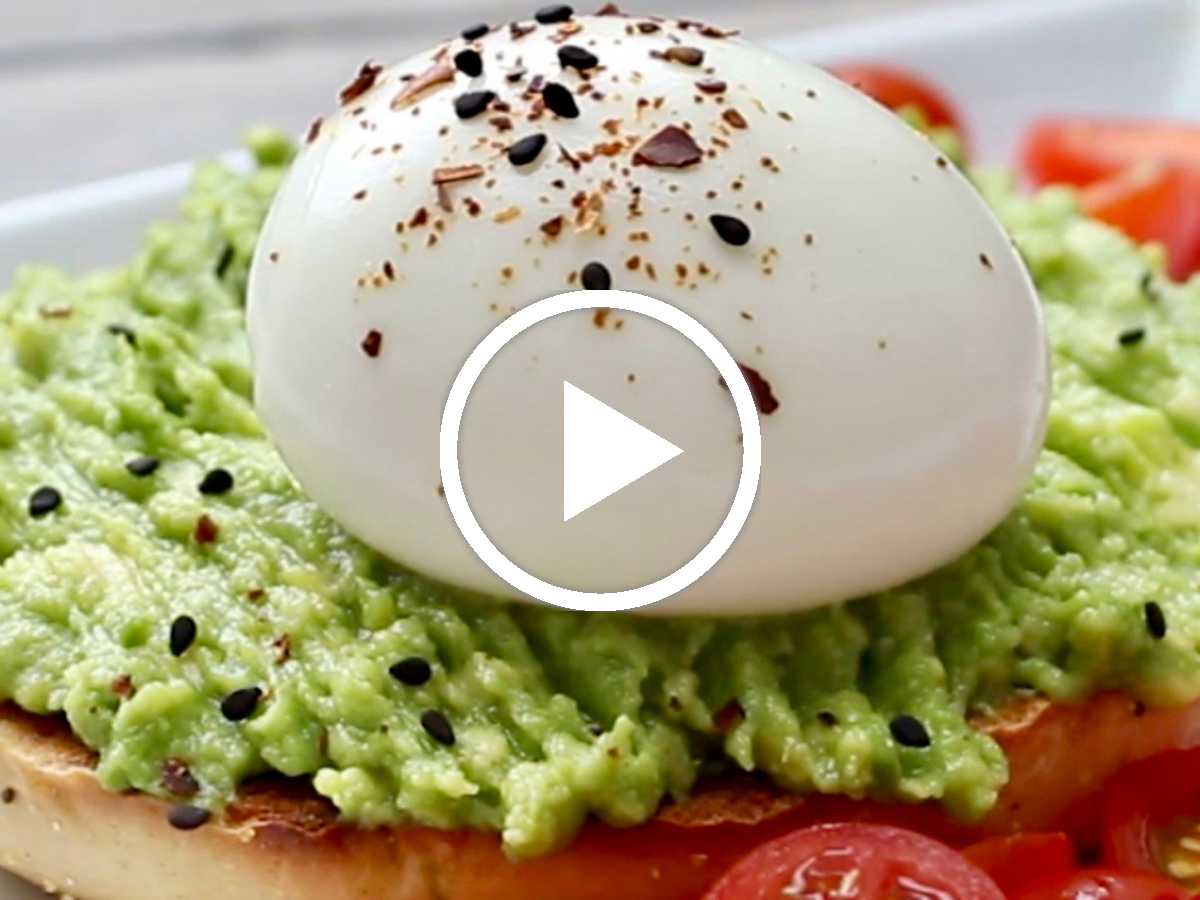 Bagel Egg in a Hole {Topped with Smashed Avocado!} –