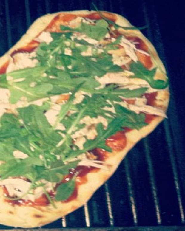 grilled chicken and arugula pizza