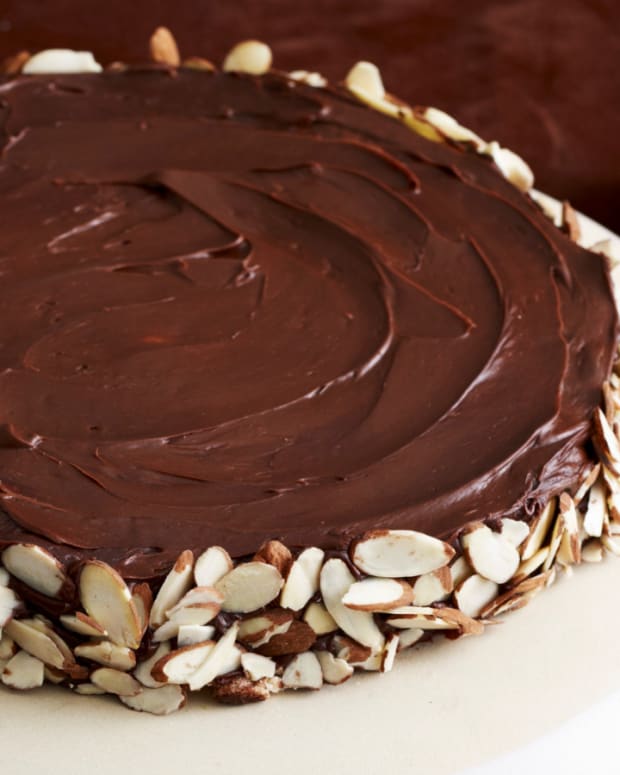 Chocolate meringeu cake