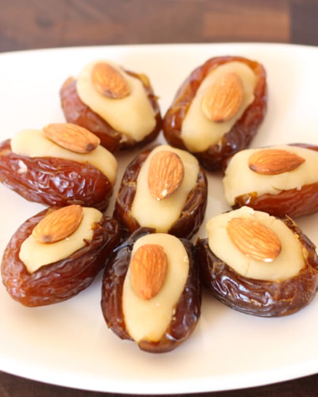 almond stuffed dates