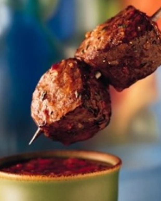 Beef_Kabobs_with_Roasted_Red_Pepper_Dipping_Sauce-269x279