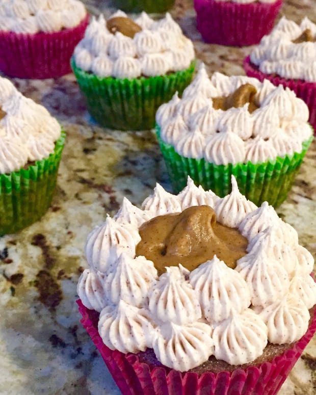 Chai Cupcakes with Pumpkin Pie Filling and Cinnamon Buttercream