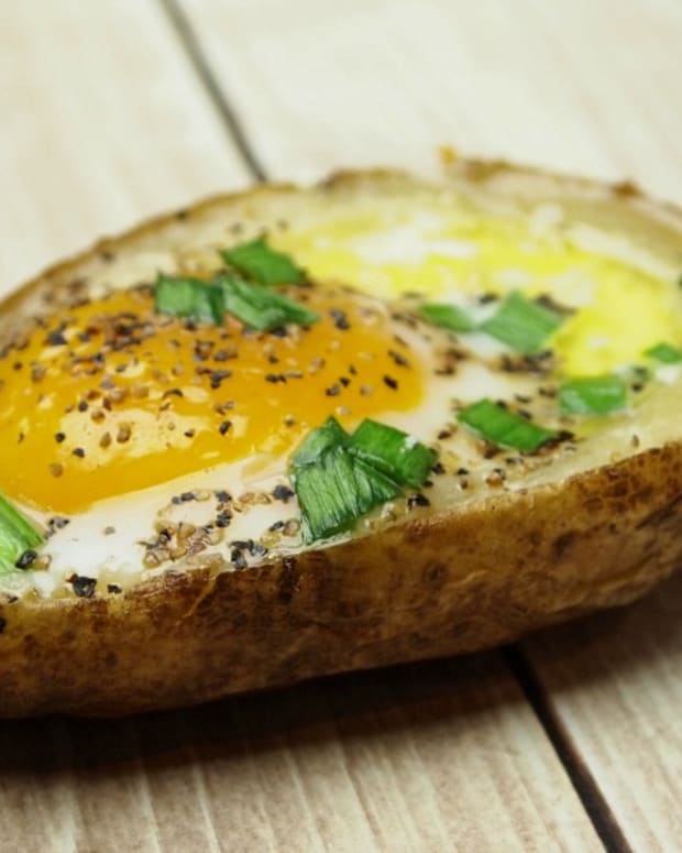 Baked Eggs In Potato Skins