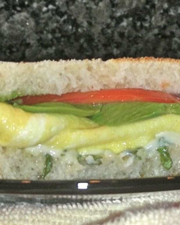 avocado tomato sandwich