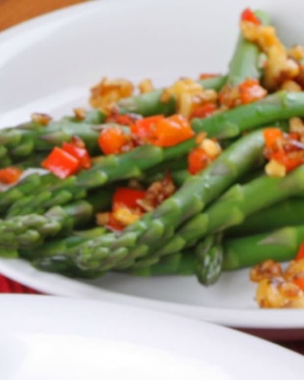 asparagus with peppers and pine nuts