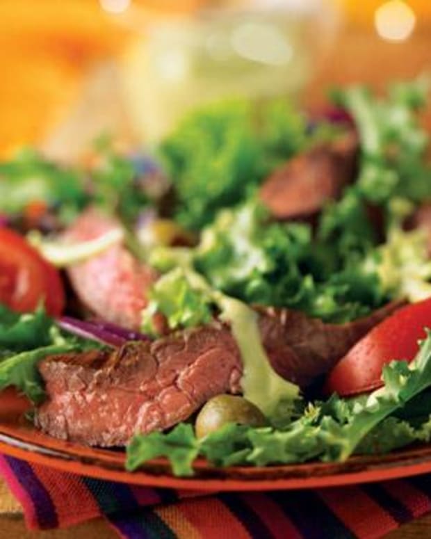 grilled-skirt-steak-salad-with-creamy-avocado-dressing