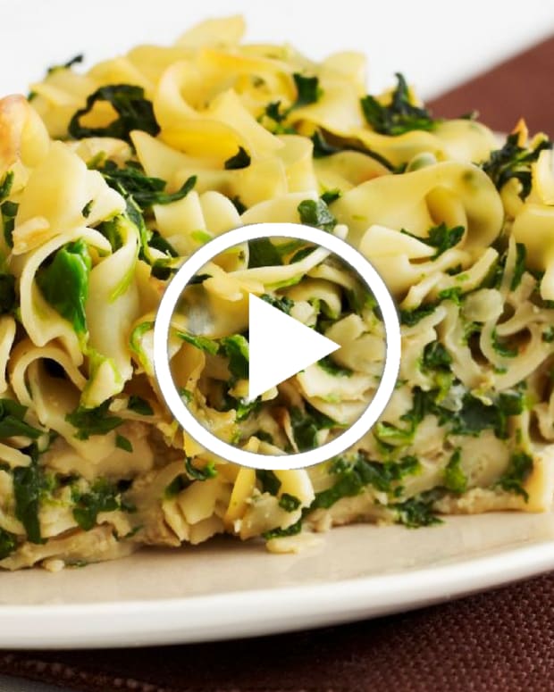 spinach noodle kugel, a classic recipe, watch the video to see how easy it is make this savory Jewish side dish