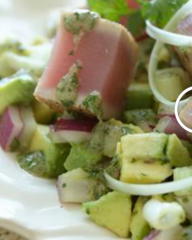 Avocado and Seared Tuna Steak Salad