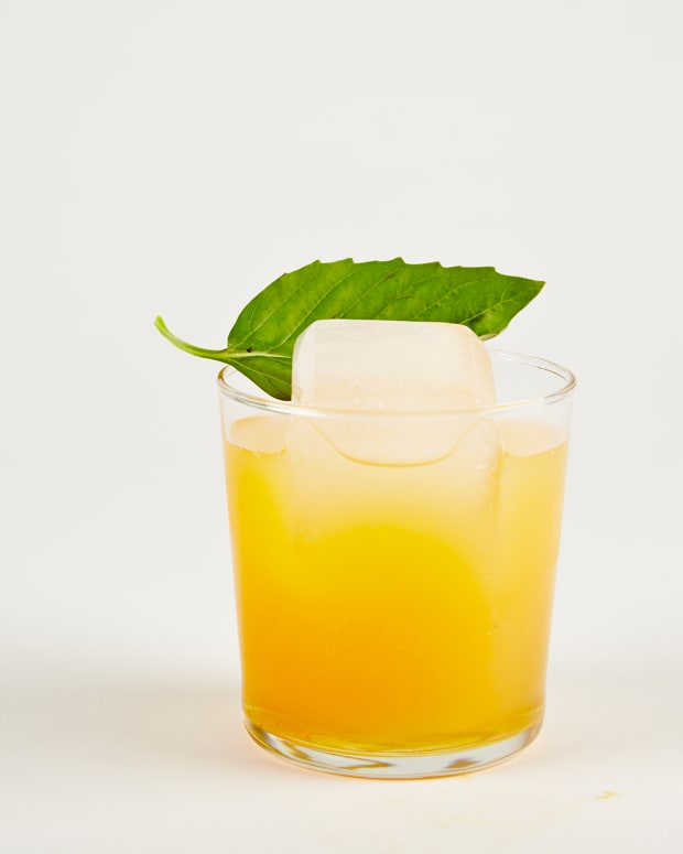 The fuzzy cheek cocktail of bourbon and nectar, click through to learn how ice affects the drink
