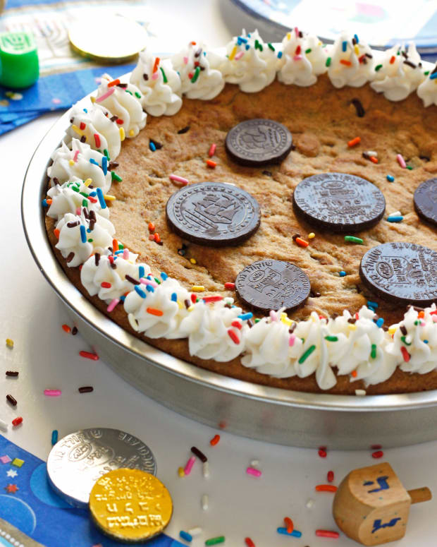 Chanukah Gelt Cookie Cake