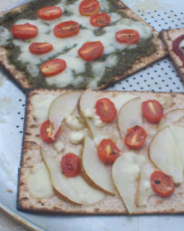 Caramelized Onion Matzo Pizza