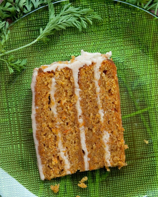 https://jamiegeller.com/.image/ar_8:10%2Cc_fill%2Ccs_srgb%2Cfl_progressive%2Cg_faces:center%2Cq_auto:good%2Cw_620/MTc0OTU0NzkxMTEyMjg3OTE0/carrot-cake-slice.jpg