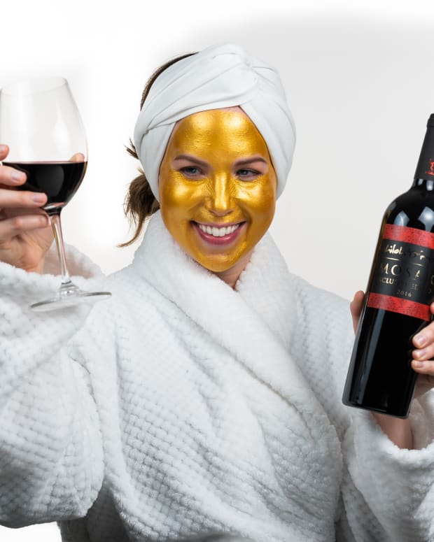 Jamie Gold Mask with Wine