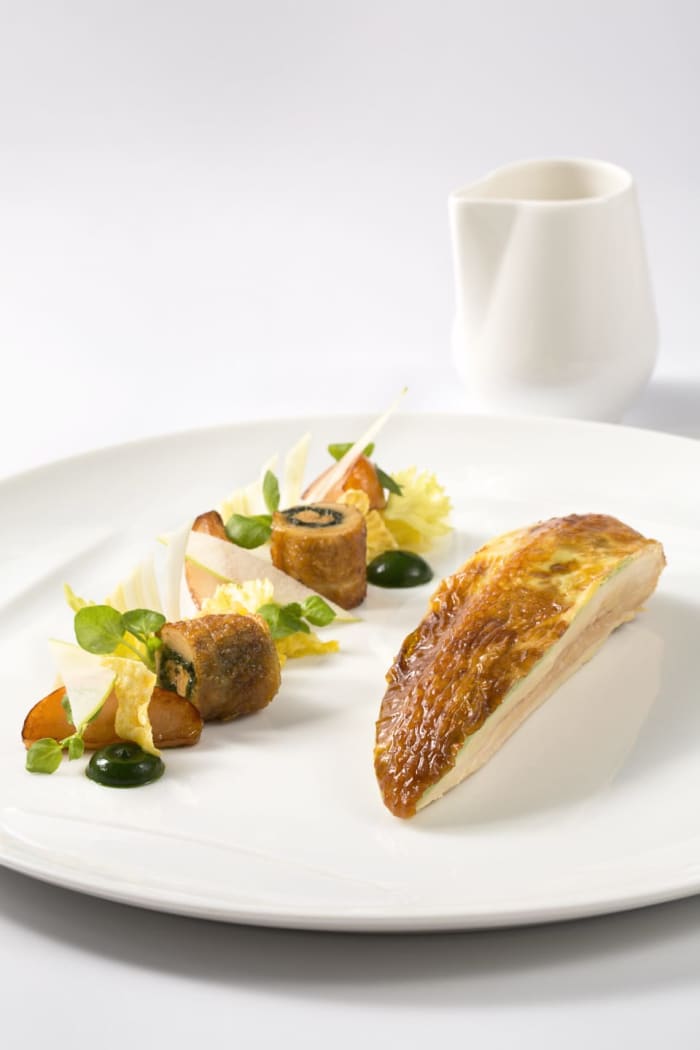 CHICKEN STUFFED WITH CHICKEN LIVER, SPINACH AND WATERCRESS MOUSSE, ACCOMPANIED BY AN APPLE CRUST AND CELERY
