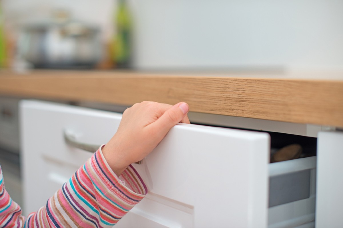 child hand drawer