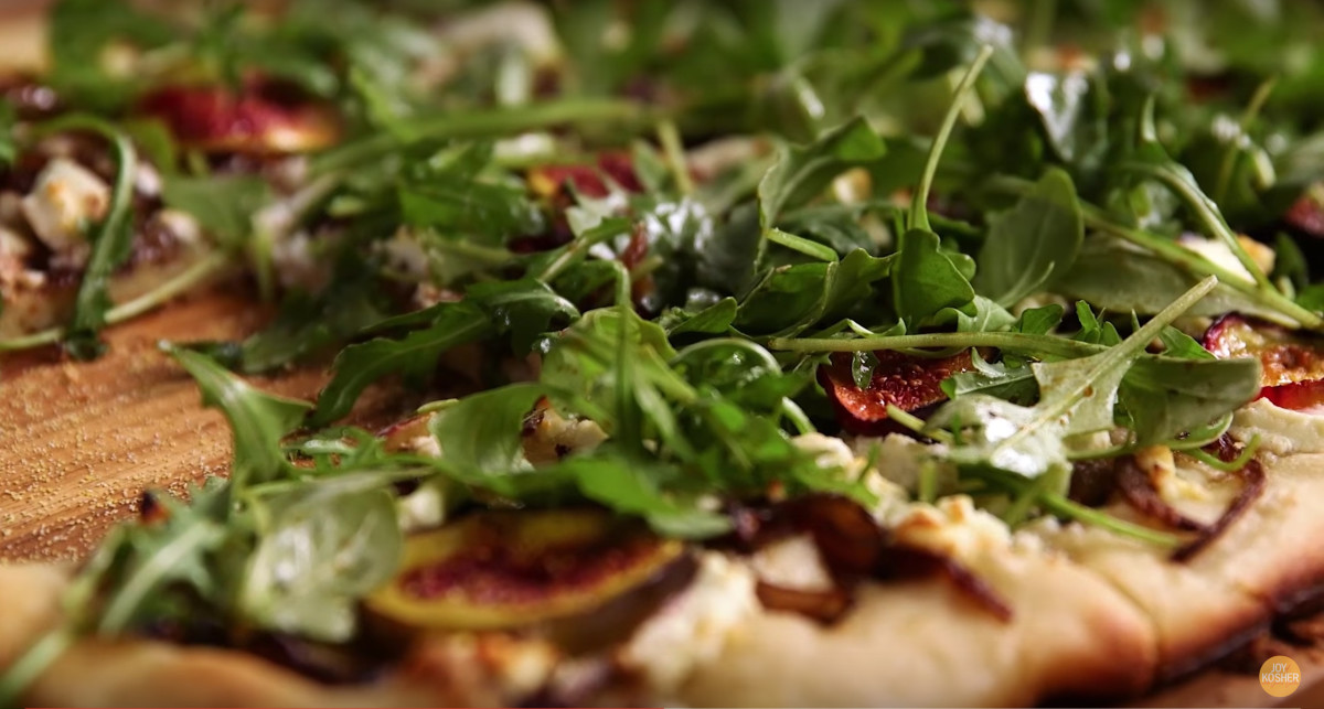 FIG, CARAMELIZED ONION, AND GOAT CHEESE PIZZA