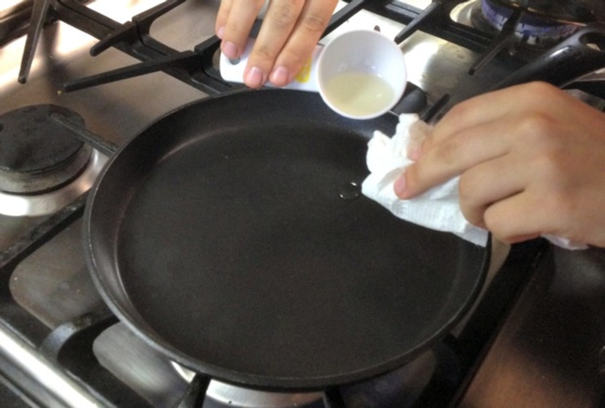 crepe pan oiled
