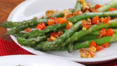 asparagus with peppers and pine nuts