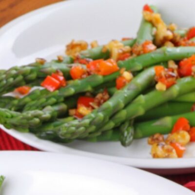 asparagus with peppers and pine nuts