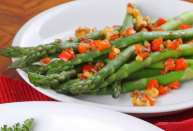 asparagus with peppers and pine nuts