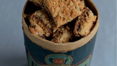 Aunt Minnie&rsquo;s Date and Oat Bars