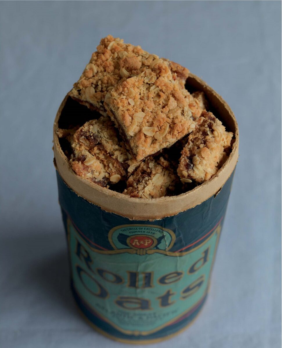 Aunt Minnie&rsquo;s Date and Oat Bars