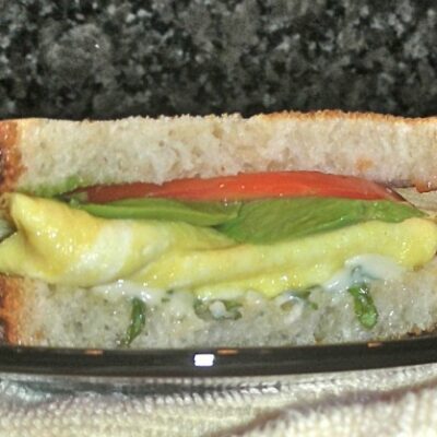 avocado tomato sandwich