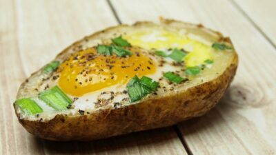 Baked Eggs In Potato Skins