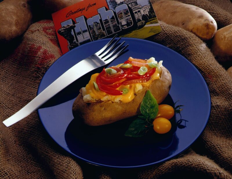 baked idaho potatoes with red pepper and cheddar cheese