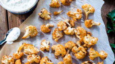 Buffalo Cauliflower with Farmer&rsquo;s Ranch Yogurt Dip