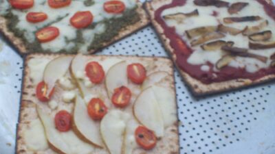 Caramelized Onion Matzo Pizza