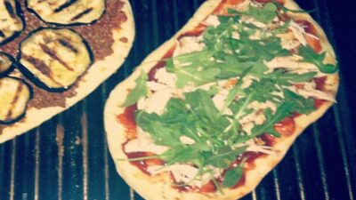 grilled chicken and arugula pizza