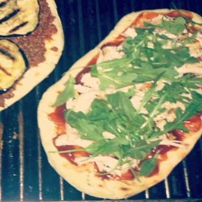 grilled chicken and arugula pizza