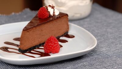 chocolate-cheesecake-with-raspberry