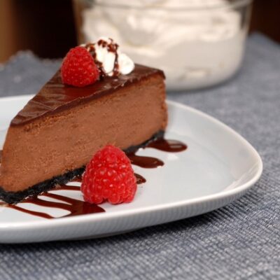 chocolate-cheesecake-with-raspberry