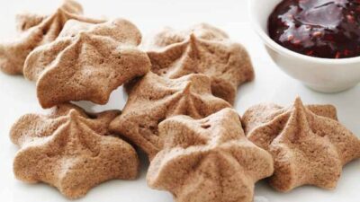 Chocolate Meringue Stars with Raspberry Sauce