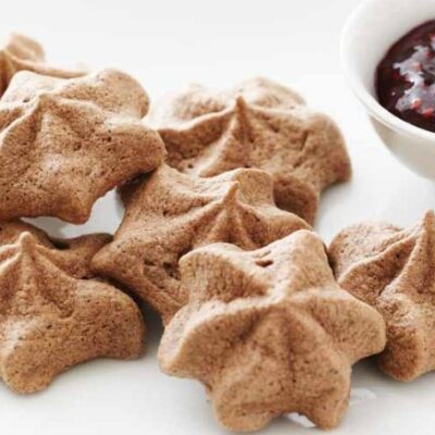 Chocolate Meringue Stars with Raspberry Sauce