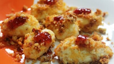 Cooked Dumplings Covered with a Crunchy Crumble.